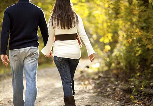 8 hành động các cặp đôi hạnh phúc làm cùng nhau mỗi ngày, hãy xem vợ chồng bạn có được mấy điều - Ảnh 2.