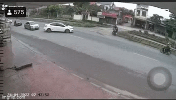 Thương t&acirc;m chồng g&agrave;o kh&oacute;c vợ bị xe tải c&aacute;n tử vong tại chỗ - Ảnh 2.