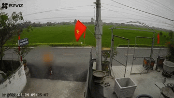 Clip: B&acirc;́t c&acirc;̉n khi sang đường, bé trai bị xe tải h&acirc;́t văng khi&ecirc;́n nhi&ecirc;̀u người kinh hãi - Ảnh 2.