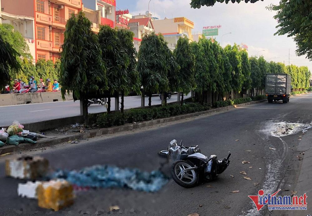 Va chạm với xe tải dưới ch&acirc;n cầu vượt ở TP.HCM, người phụ nữ 30 tuổi tử vong - Ảnh 1.