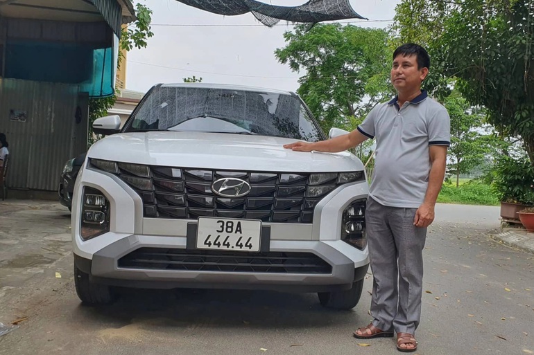 "Xe cỏ" bốc tr&uacute;ng biển VIP, chủ xe sướng rơn như "vớ được v&agrave;ng" - Ảnh 2.