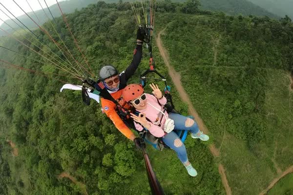 Chàng trai Quảng Trị căng băng rôn ở độ cao 1000m, bay dù cầu hôn bạn gái