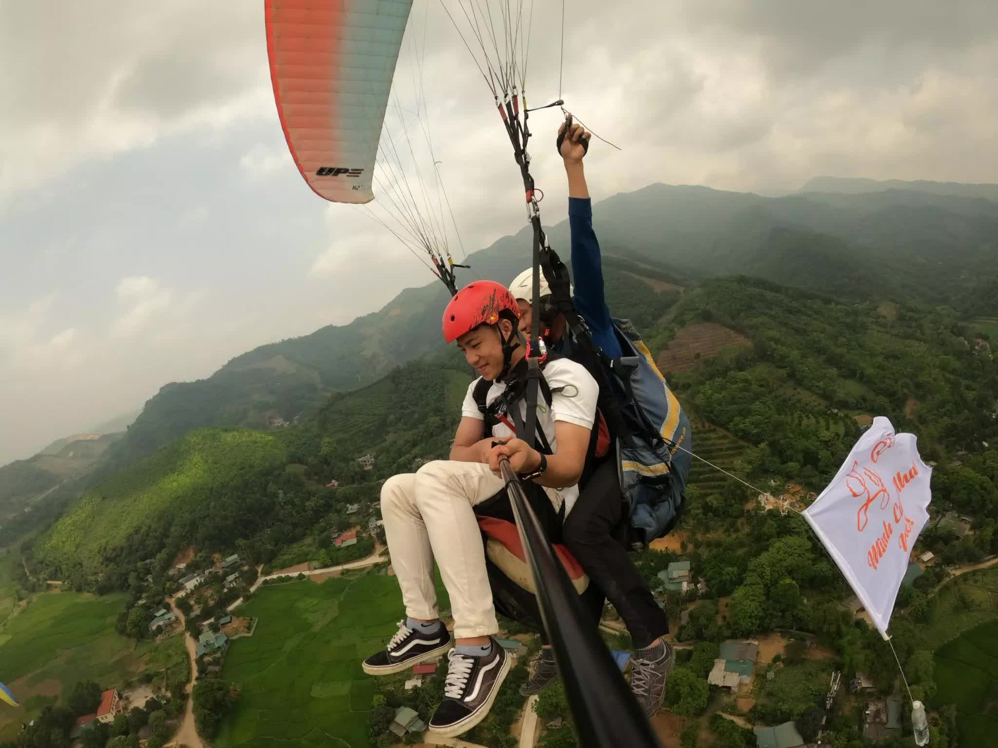 Chàng trai Quảng Trị căng băng rôn ở độ cao 1000m, bay dù cầu hôn bạn gái - Ảnh 6.