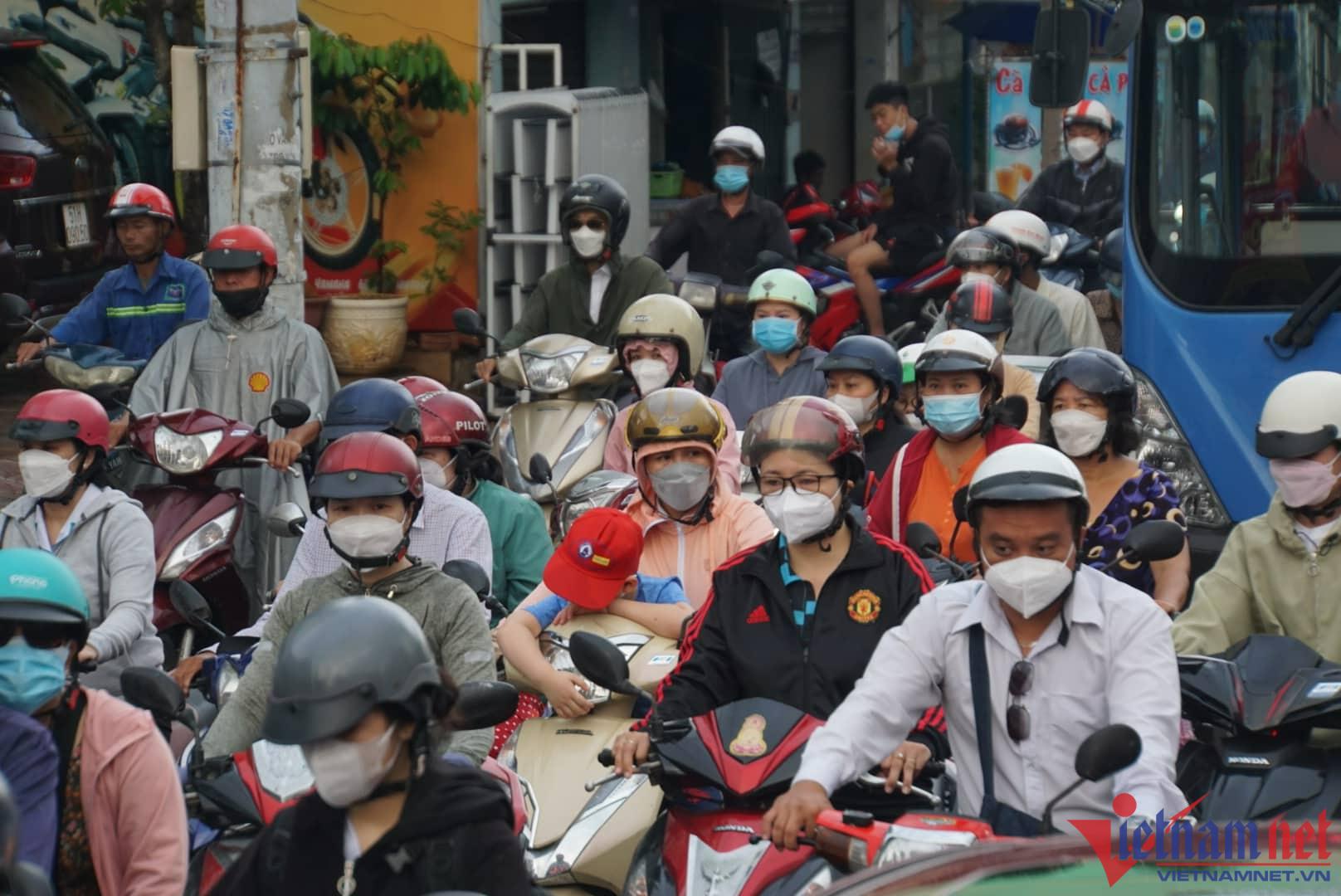 Người đi l&agrave;m, đi học chen ngộp thở tr&ecirc;n đường v&agrave;o trung t&acirc;m TP.HCM - Ảnh 3.