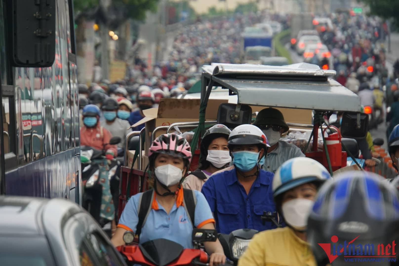 Người đi l&agrave;m, đi học chen ngộp thở tr&ecirc;n đường v&agrave;o trung t&acirc;m TP.HCM - Ảnh 4.