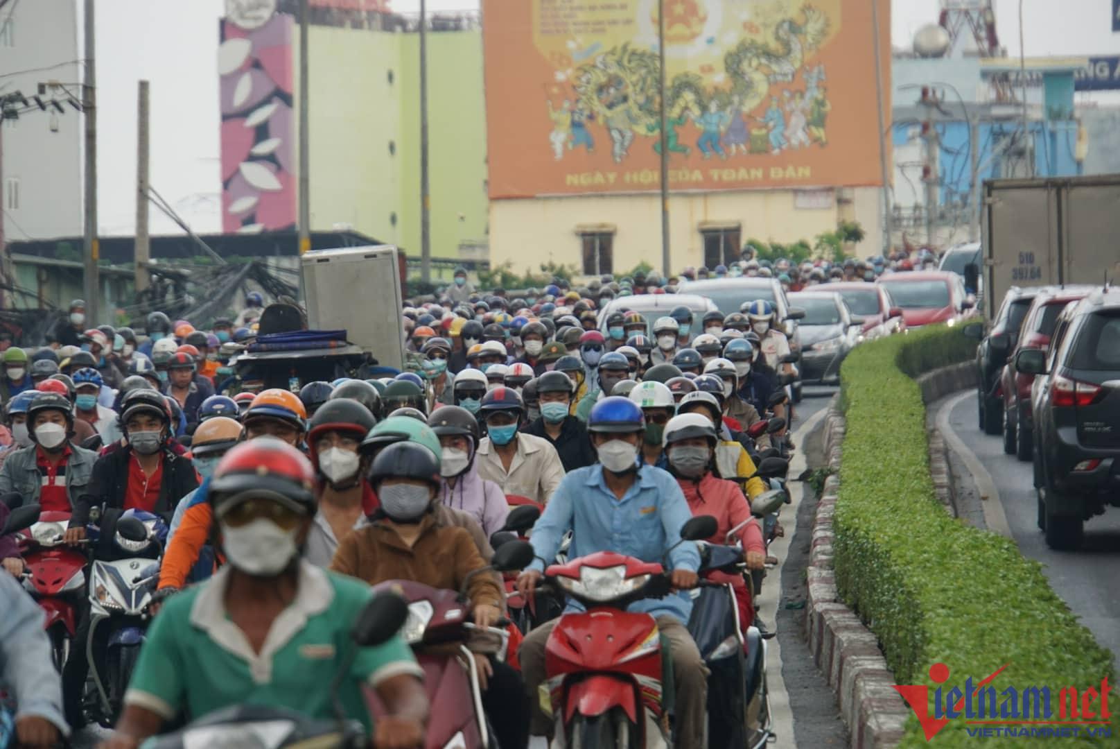 Người đi l&agrave;m, đi học chen ngộp thở tr&ecirc;n đường v&agrave;o trung t&acirc;m TP.HCM - Ảnh 7.