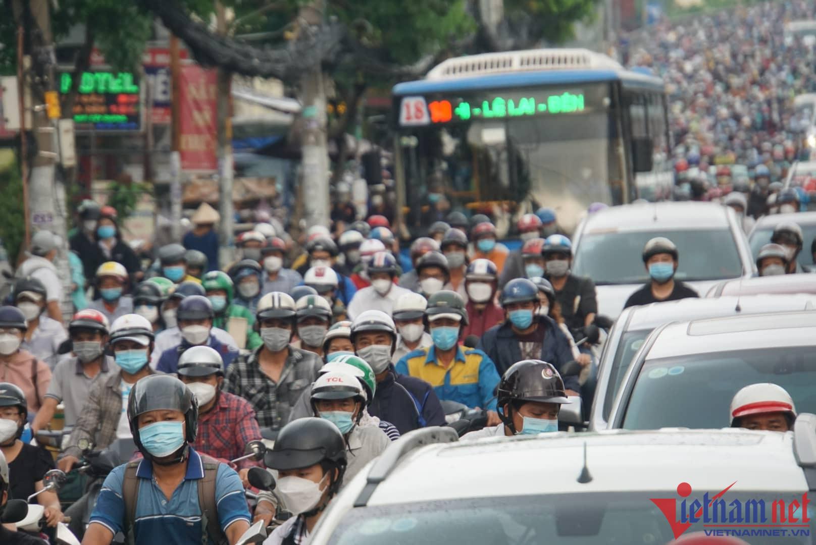 Người đi l&agrave;m, đi học chen ngộp thở tr&ecirc;n đường v&agrave;o trung t&acirc;m TP.HCM - Ảnh 2.