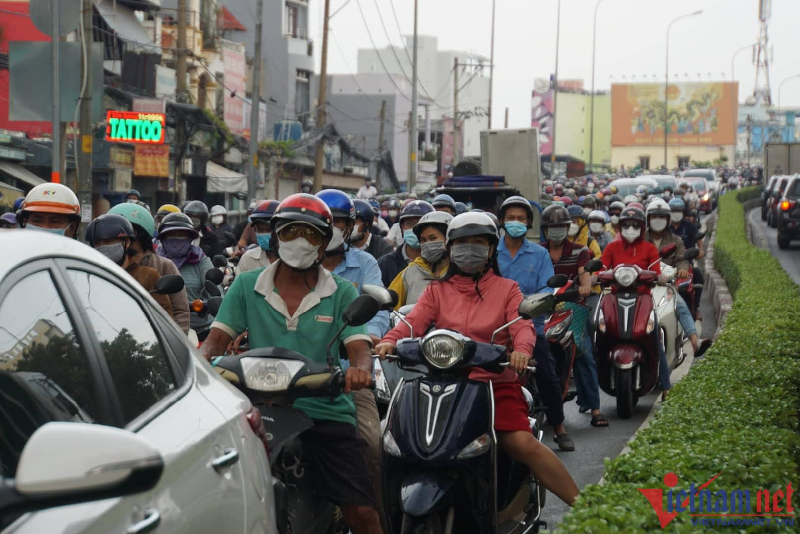 Người đi l&agrave;m, đi học chen ngộp thở tr&ecirc;n đường v&agrave;o trung t&acirc;m TP.HCM - Ảnh 8.