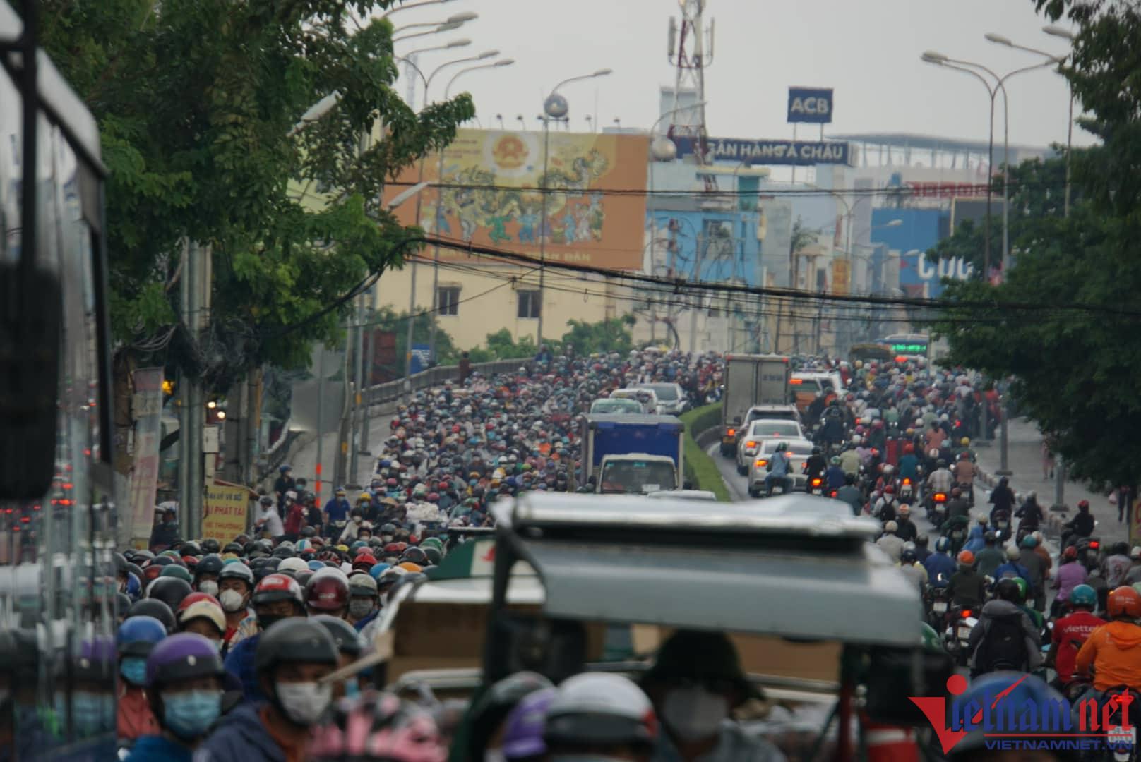 Người đi l&agrave;m, đi học chen ngộp thở tr&ecirc;n đường v&agrave;o trung t&acirc;m TP.HCM - Ảnh 5.
