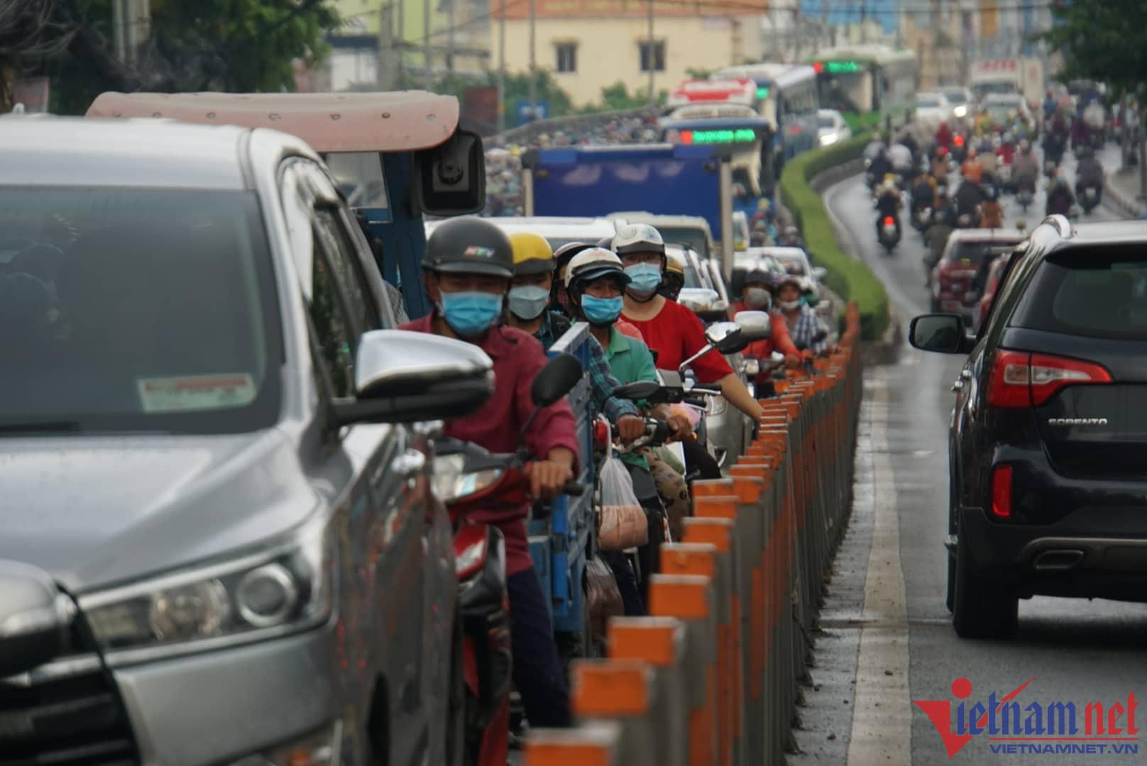 Người đi l&agrave;m, đi học chen ngộp thở tr&ecirc;n đường v&agrave;o trung t&acirc;m TP.HCM - Ảnh 6.