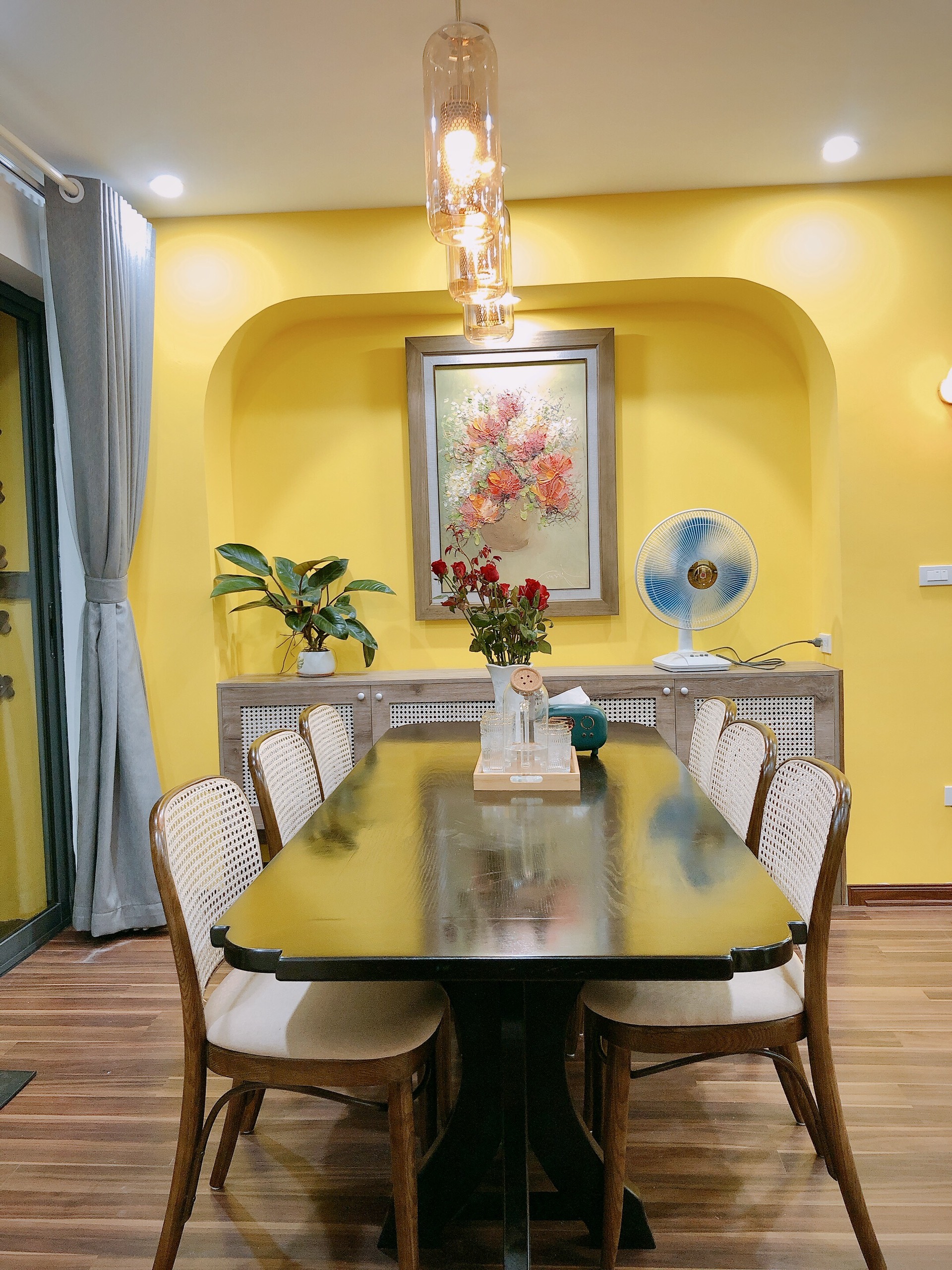 Cặp vợ chồng dùng gần 1 tỷ cải tạo lại căn hộ 138m² tại Văn Khê theo phong cách Indochine hiện đại, tone vàng hút mắt - Ảnh 7. Cặp vợ chồng dùng gần 1 tỷ cải tạo lại căn hộ 138m² tại Văn Khê theo phong cách Indochine hiện đại, tone vàng hút mắt - Ảnh 7.
