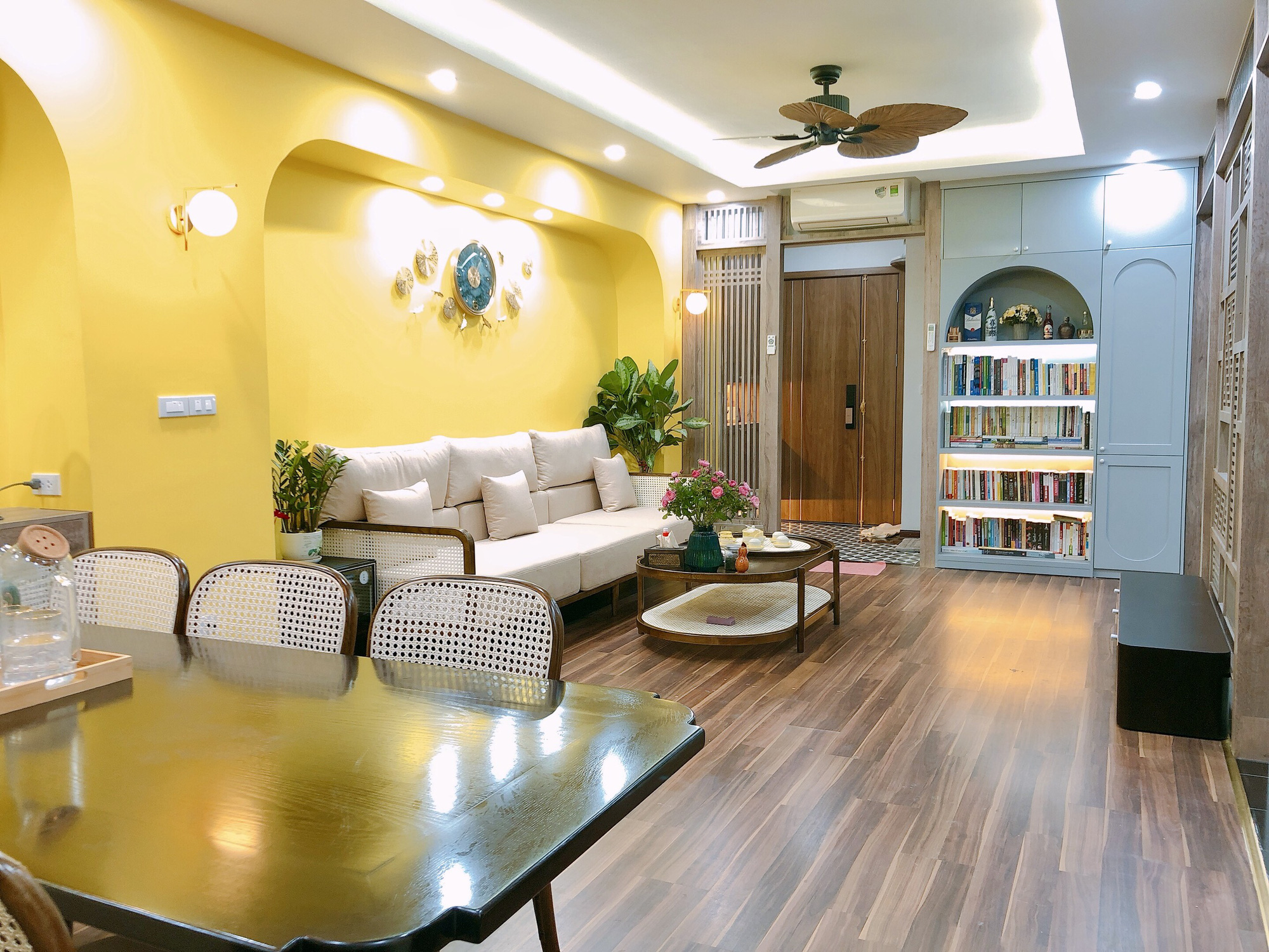 Cặp vợ chồng dùng gần 1 tỷ cải tạo lại căn hộ 138m² tại Văn Khê theo phong cách Indochine hiện đại, tone vàng hút mắt - Ảnh 5. Cặp vợ chồng dùng gần 1 tỷ cải tạo lại căn hộ 138m² tại Văn Khê theo phong cách Indochine hiện đại, tone vàng hút mắt - Ảnh 5.