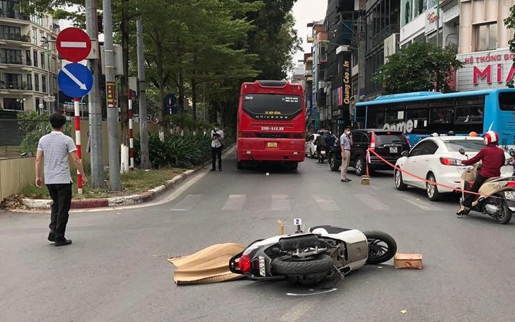 Hà Nội: Người phụ nữ đi xe SH tử vong sau va chạm với xe khách 45 chỗ