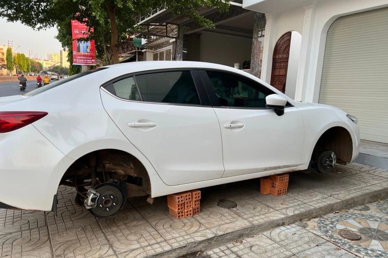 Bắt giữ kẻ trộm b&aacute;nh xe &ocirc; t&ocirc; tại khu đ&ocirc; thị H&agrave; Nội - Ảnh 3.