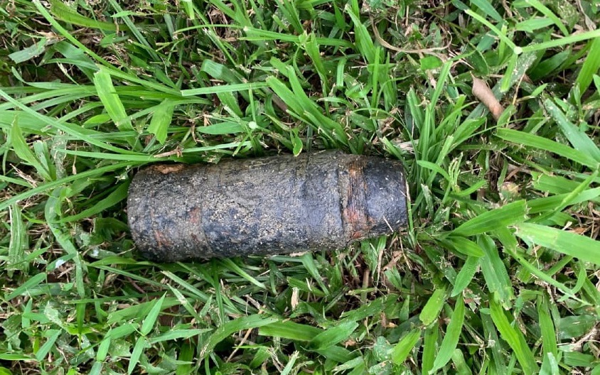 Người dân tá hỏa phát hiện quả đạn pháo 'khủng' trên bãi cỏ khi đang đi bộ