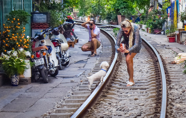 Phố cà phê đường tàu ở Hà Nội đón khách trở lại với nhiều thay đổi lớn  - Ảnh 3.