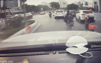 Xe chở ga đ&acirc;m sầm v&agrave;o Ninja lead, c&ocirc; g&aacute;i nằm ở hiện trường, tư thế &aacute;m ảnh - Ảnh 1.