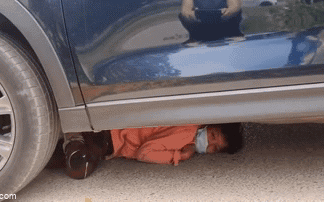 C&ocirc; g&aacute;i chui v&agrave;o gầm xe ăn vạ, t&agrave;i xế bất lực: "Th&ocirc;i ra đi, cho mấy ng&agrave;n m&agrave; ăn m&igrave; t&ocirc;m" - Ảnh 1.