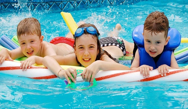 Mùa hè, cho trẻ đi bơi nhất định phải làm điều này sẽ không lo bị ốm - Ảnh 3.
