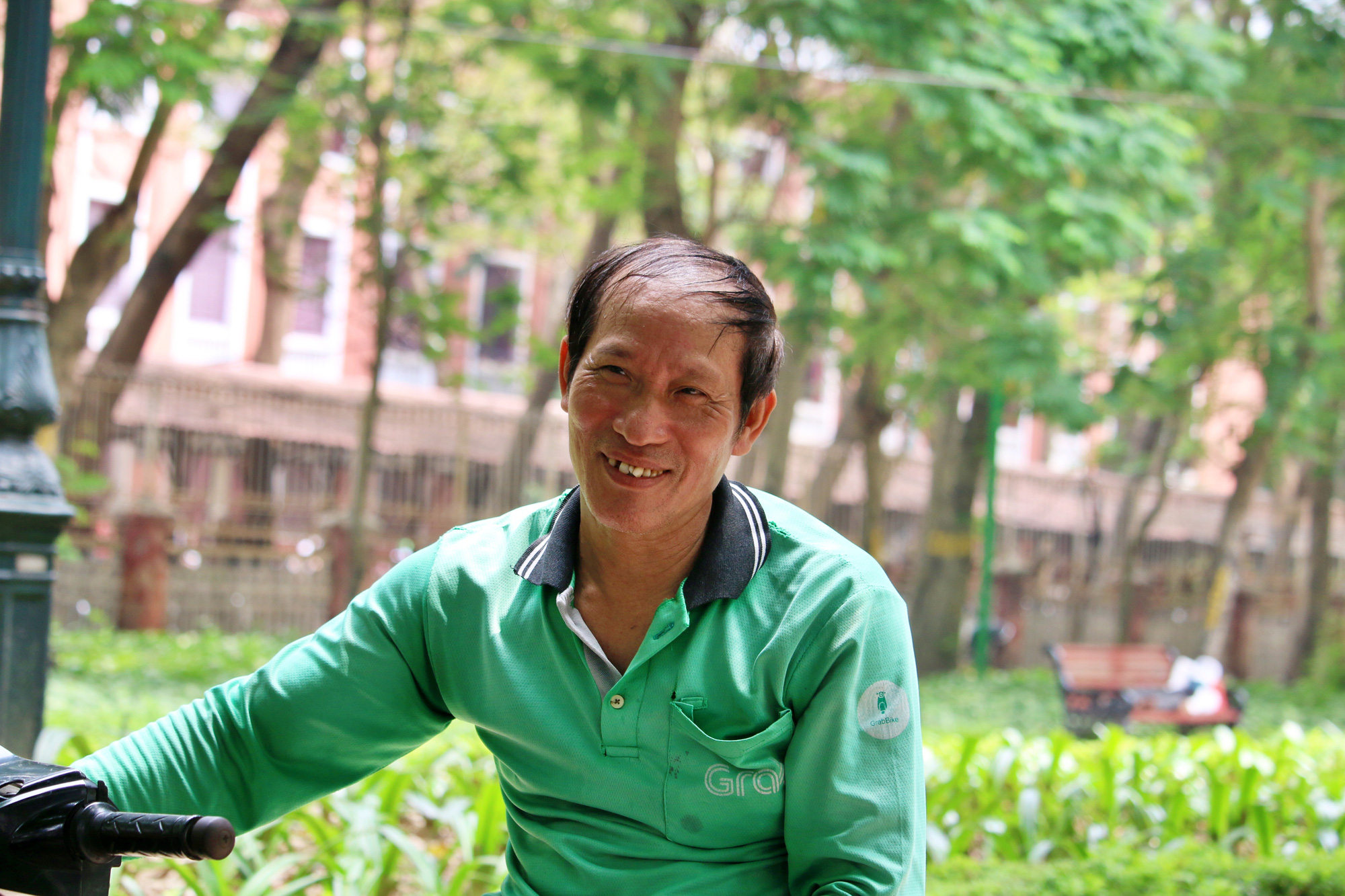 Gặp lại người cha 10 năm sống trong ống cống nuôi 2 con đỗ thủ khoa đại học ở Hà Nội: Tôi không còn ở cống nữa rồi - Ảnh 1.