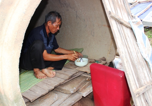 Gặp lại người cha 10 năm sống trong ống cống nuôi 2 con đỗ thủ khoa đại học ở Hà Nội: Tôi không còn ở cống nữa rồi - Ảnh 2.