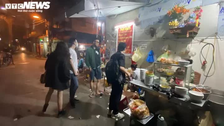 Quán phở kỳ lạ ở Hà Nội: Chỉ đông khách lúc nửa đêm, bán vài trăm bát một ngày - Ảnh 1.