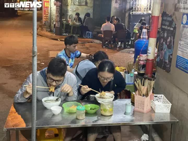 Quán phở kỳ lạ ở Hà Nội: Chỉ đông khách lúc nửa đêm, bán vài trăm bát một ngày - Ảnh 9.