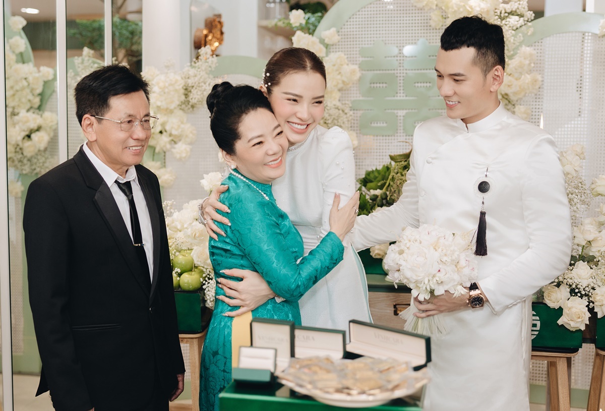 Những sao Việt nhận sính lễ cưới tiền tỷ, vàng đeo 'nặng trĩu' - Ảnh 2.