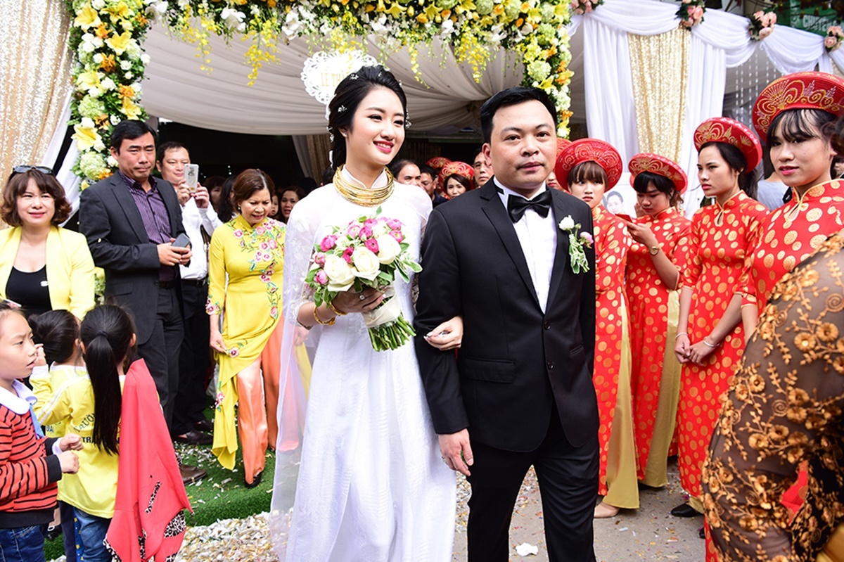 Những sao Việt nhận sính lễ cưới tiền tỷ, vàng đeo 'nặng trĩu' - Ảnh 4.