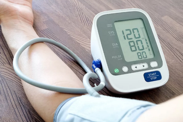 Những lỗi thường mắc khi đo huyết áp khiến kết quả sai lệch, bác sĩ chỉ rõ 7 mẹo đo huyết áp cho kết quả chính xác! - Ảnh 2.