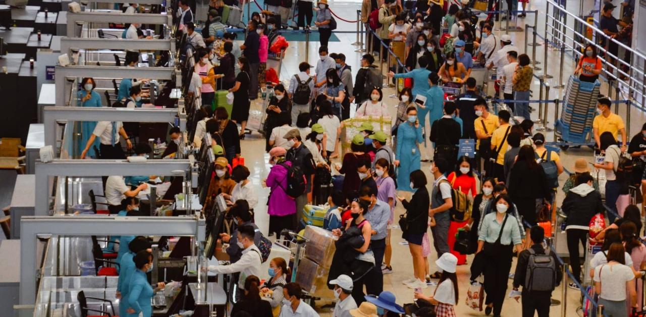 Nghỉ lễ 30/4, s&acirc;n bay Nội B&agrave;i đ&ocirc;ng kỷ lục, bến xe chật cứng người 