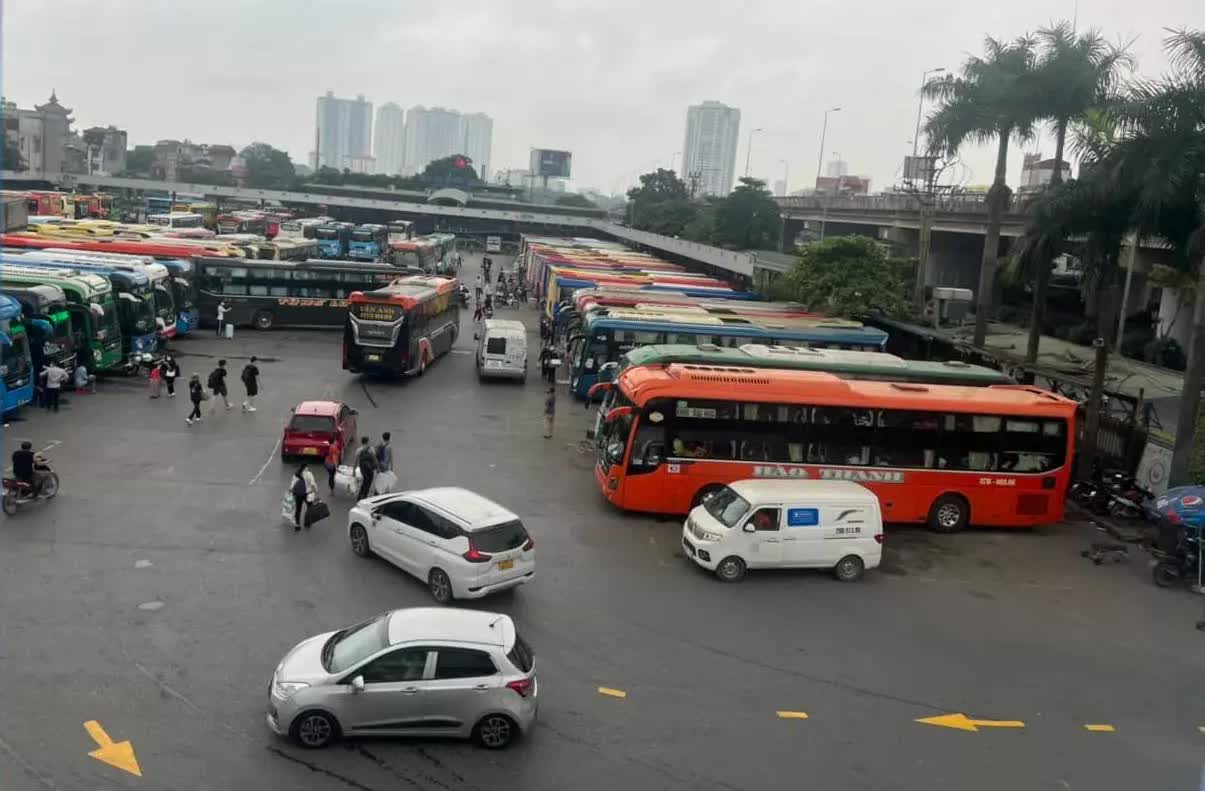 Nghỉ lễ 30/4, sân bay Nội Bài đông kỷ lục, bến xe chật cứng người
 - Ảnh 6.