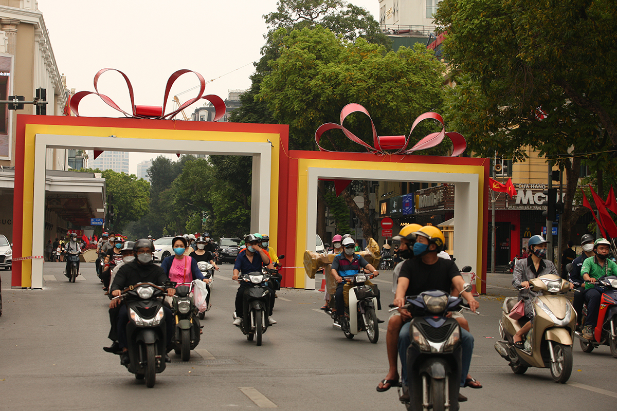 Không gian đi bộ hồ Gươm trang hoàng lộng lẫy cho Lễ hội Quà tặng Du lịch - Ảnh 1.