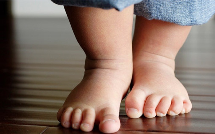Trẻ “đi giày sớm” và trẻ “luôn đi chân đất” có sự khác biệt ở IQ và 2 điểm này khi lớn lên - Ảnh 1.