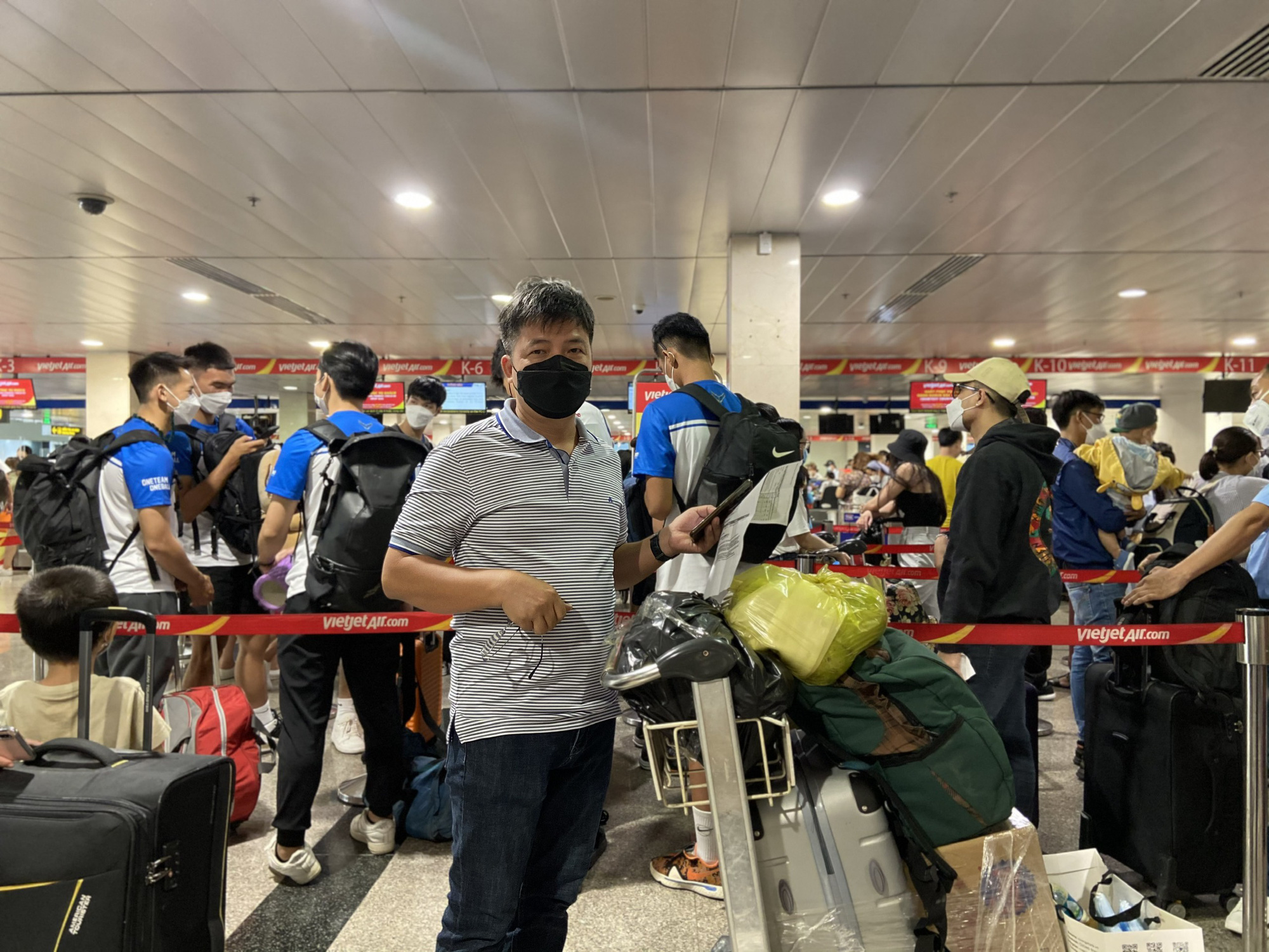 Kh&aacute;ch 'la l&agrave;ng' v&igrave; bị delay 3 lần ở T&acirc;n Sơn Nhất - Ảnh 4.