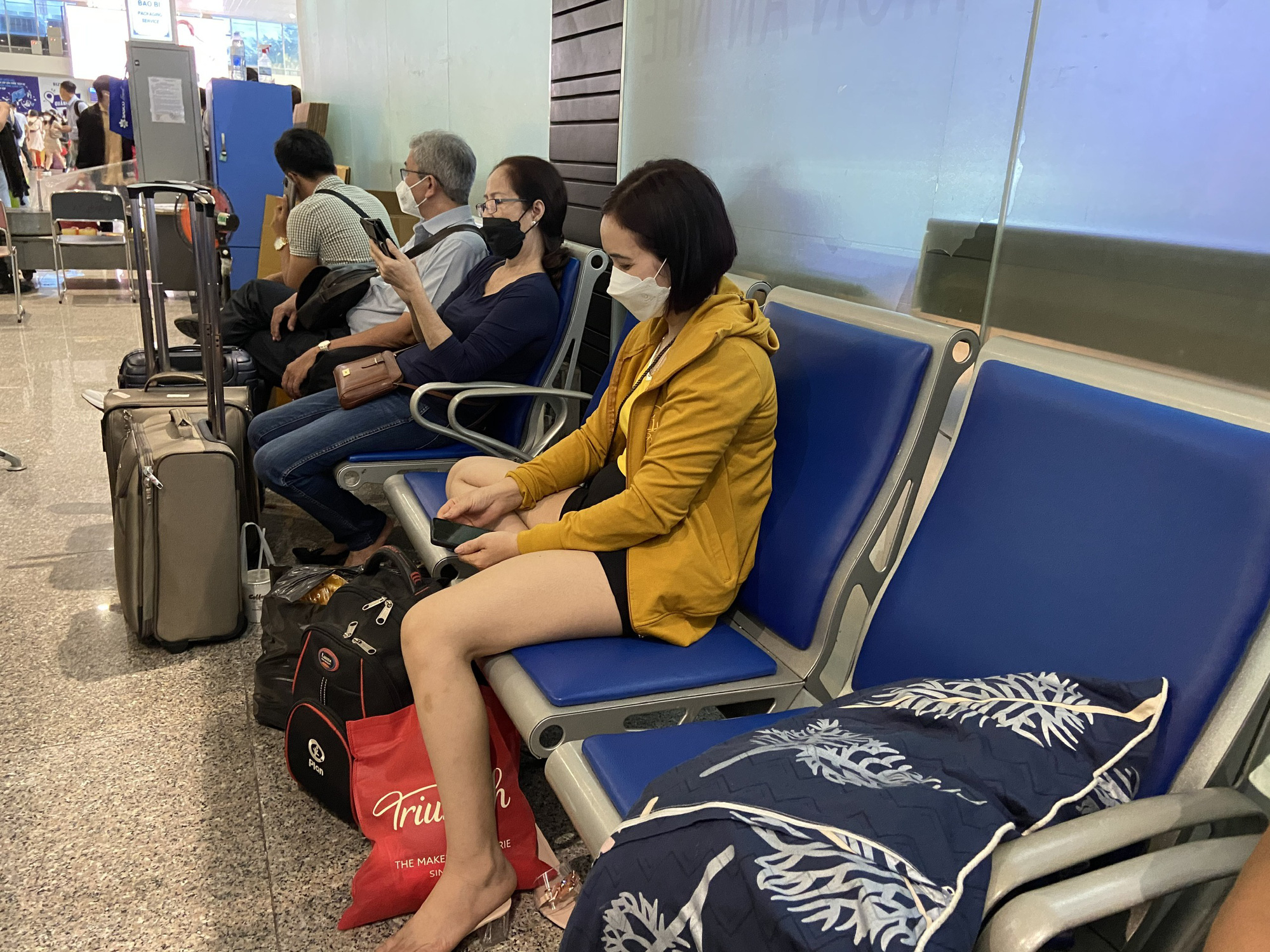 Kh&aacute;ch 'la l&agrave;ng' v&igrave; bị delay 3 lần ở T&acirc;n Sơn Nhất - Ảnh 3.