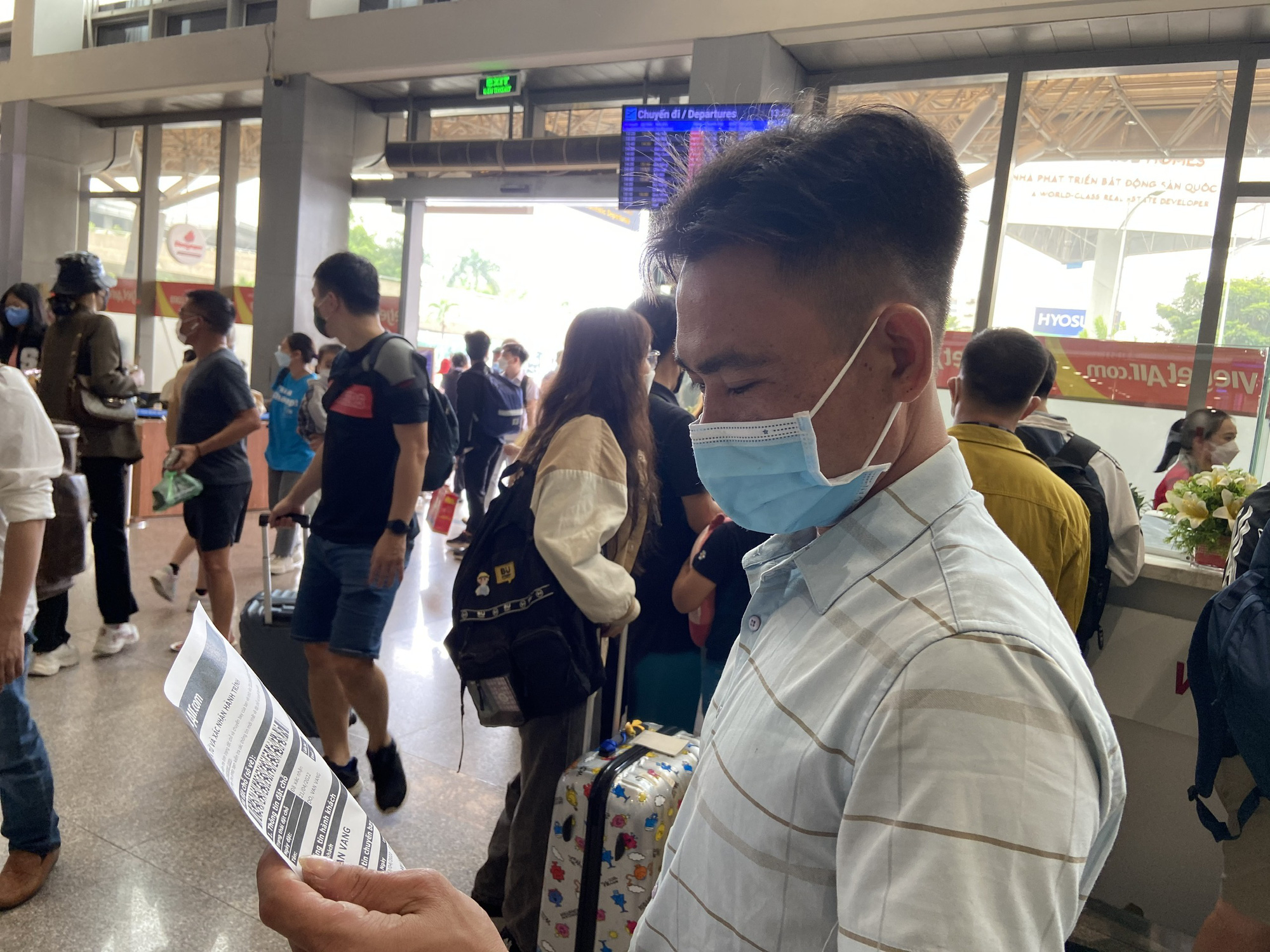 Kh&aacute;ch 'la l&agrave;ng' v&igrave; bị delay 3 lần ở T&acirc;n Sơn Nhất - Ảnh 2.