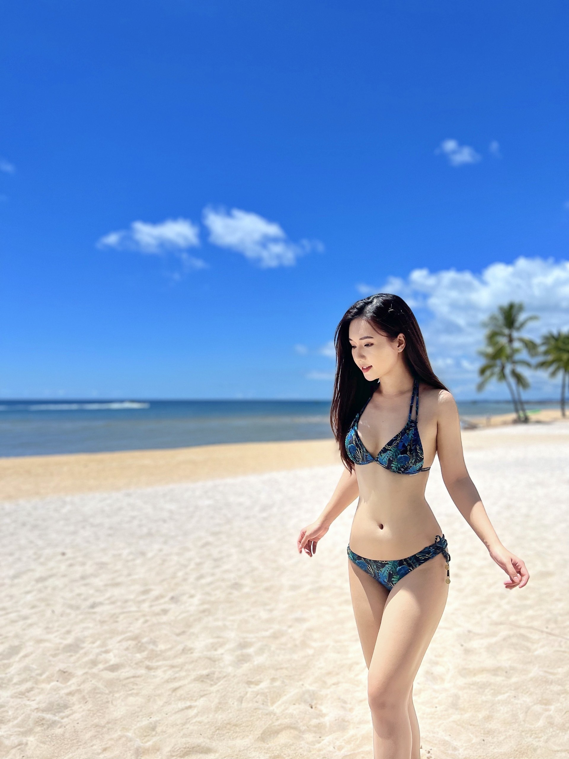 Y tá Ngọc 'Phố trong làng' diện bikini khoe đường cong đốt mắt - Ảnh 1.