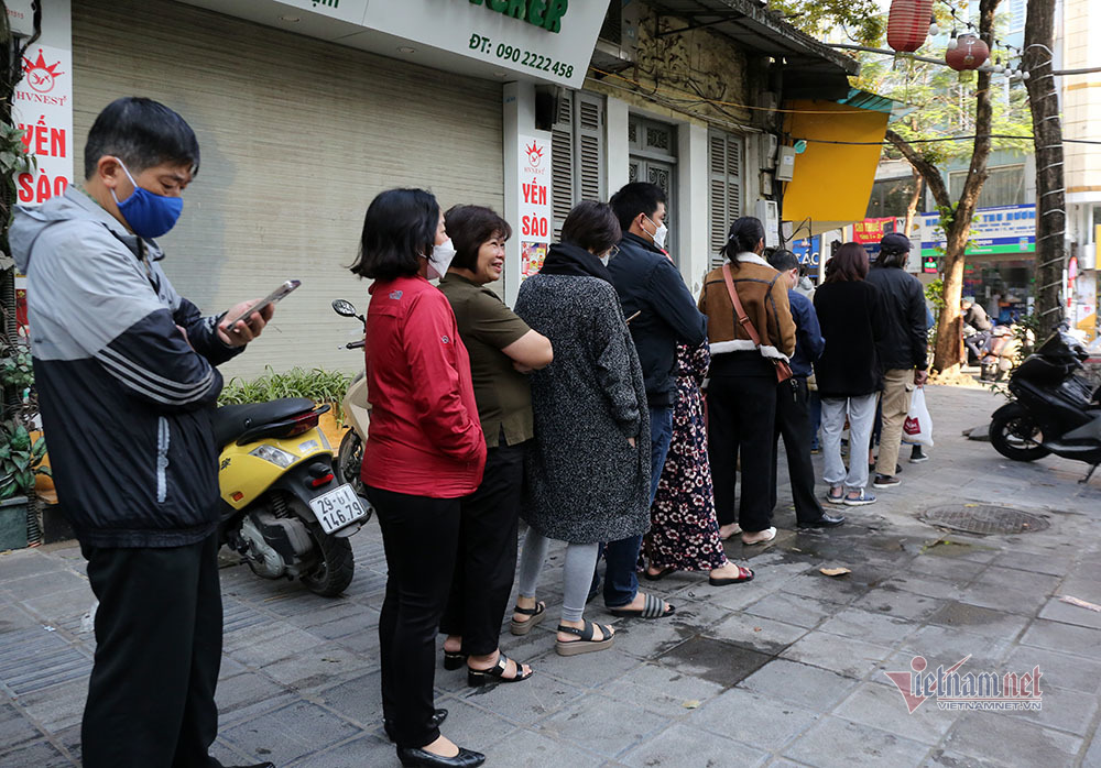 Tết Hàn thực: Dân Hà thành 'rồng rắn' xếp hàng mua bánh trôi, bánh chay - Ảnh 5.