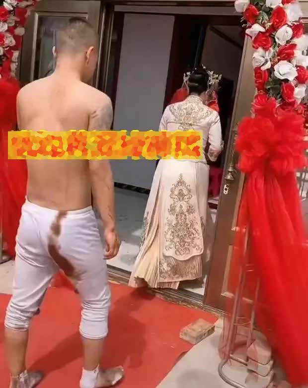 Chú rể bị bạn thân 'chơi khăm' xuất hiện trong bộ dạng ai cũng ngán ngẩm - Ảnh 1.