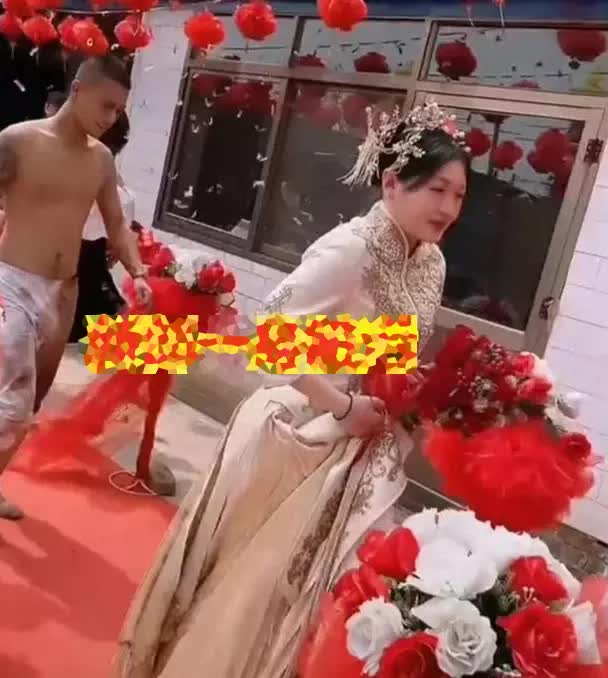 Chú rể bị bạn thân 'chơi khăm' xuất hiện trong bộ dạng ai cũng ngán ngẩm - Ảnh 2.