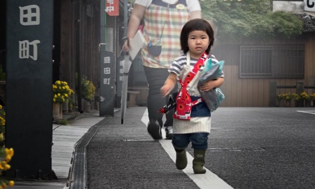 Dạy bé 2 tuổi đi siêu thị, chương trình Nhật Bản gây tranh cãi - Ảnh 1.