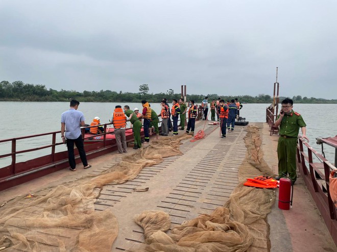 Hơn 8 tiếng đồng hồ ‘đánh vật’ với người đàn ông 2 tay 2 dao ‘chơi” dưới sông Hồng - Ảnh 1.