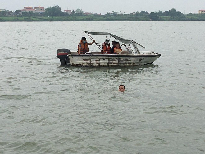 Hơn 8 tiếng đồng hồ ‘đánh vật’ với người đàn ông 2 tay 2 dao ‘chơi” dưới sông Hồng - Ảnh 4.