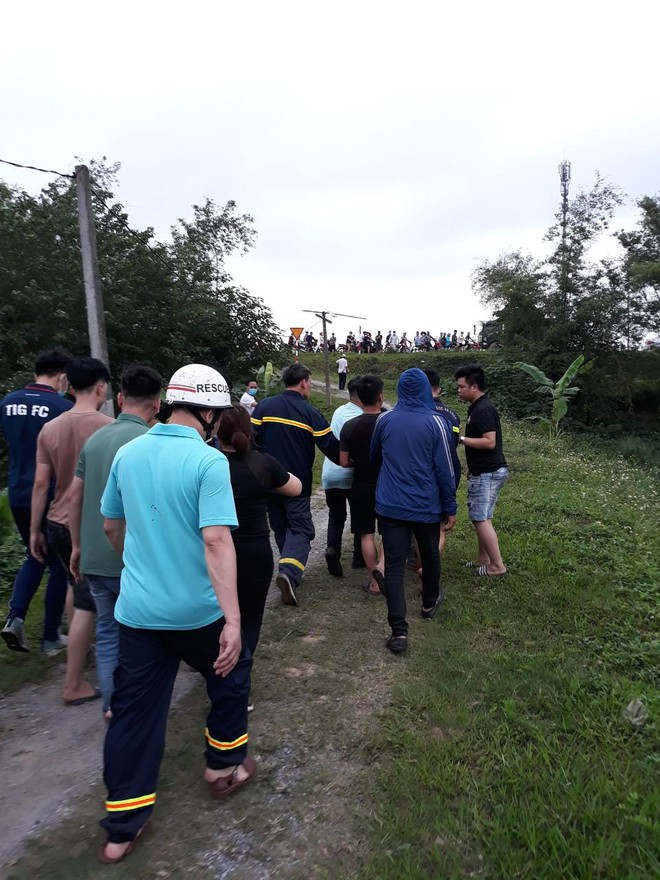 Hơn 8 tiếng đồng hồ ‘đánh vật’ với người đàn ông 2 tay 2 dao ‘chơi” dưới sông Hồng - Ảnh 5.