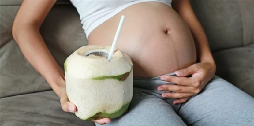Mẹ bầu cần thận trọng khi uống nước dừa - Ảnh 1.