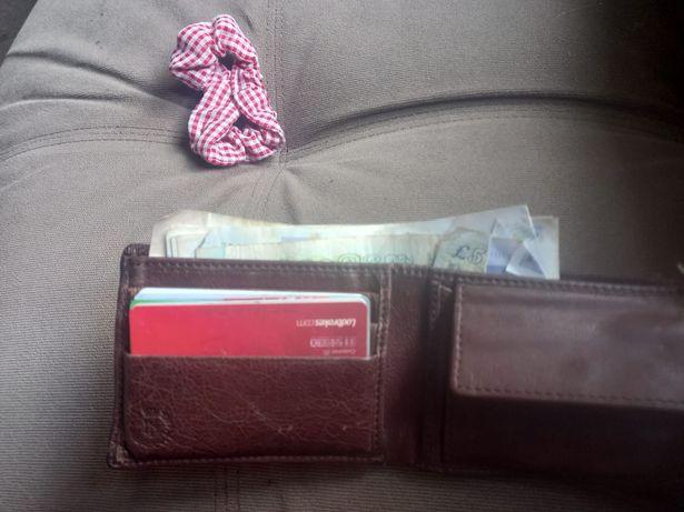 Nhận lại chiếc ví nguyên vẹn sau 7 năm đánh rơi trên taxi - Ảnh 3.
