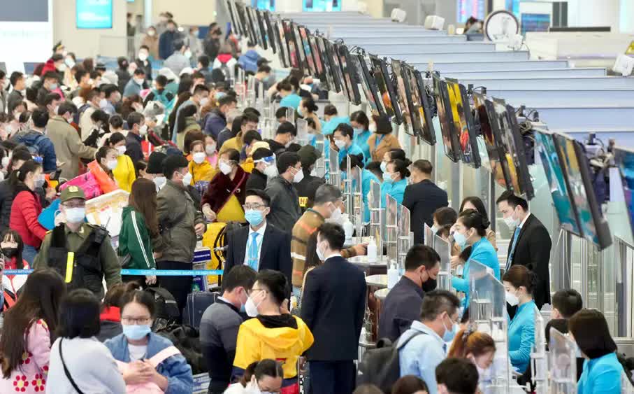 Bất thường gi&aacute; v&eacute; m&aacute;y bay: S&aacute;t lễ 30/4-1/5 "rơi tự do" - Ảnh 1.