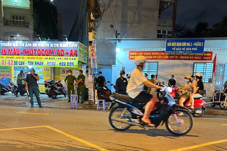 Nam dân quân bị đâm chết trước cổng trường học ở TPHCM