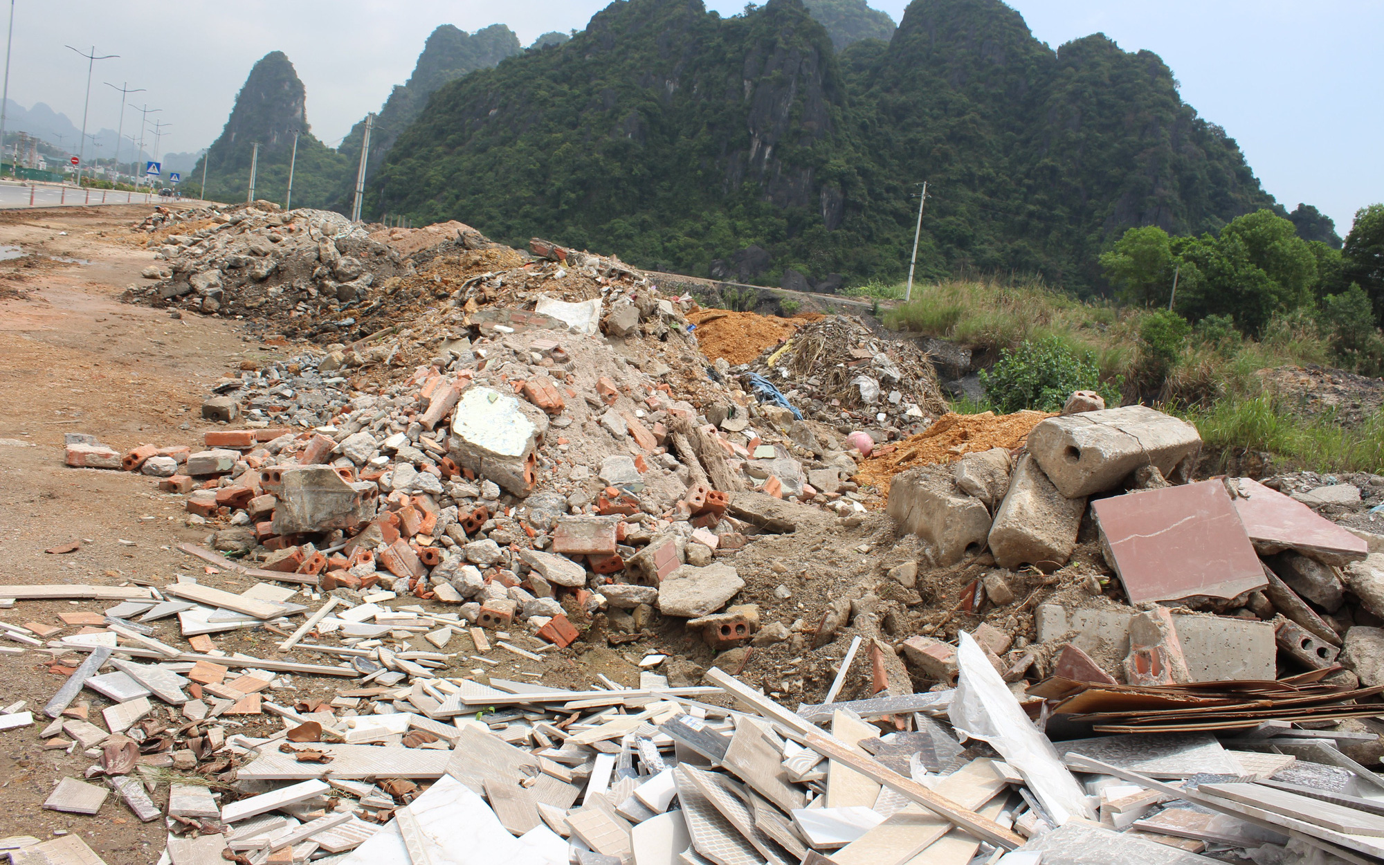 Quảng Ninh: Hành lang đường bao biển nguy cơ biến thành bãi tập kết rác thải 